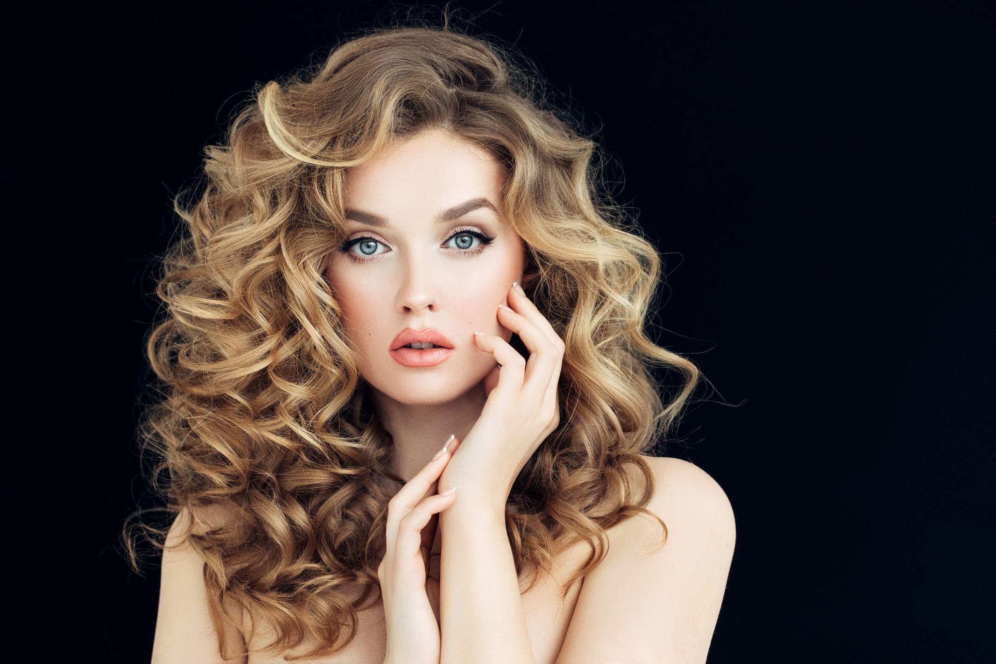 Discover some hairstyles suitable for soft curls for every day | MB